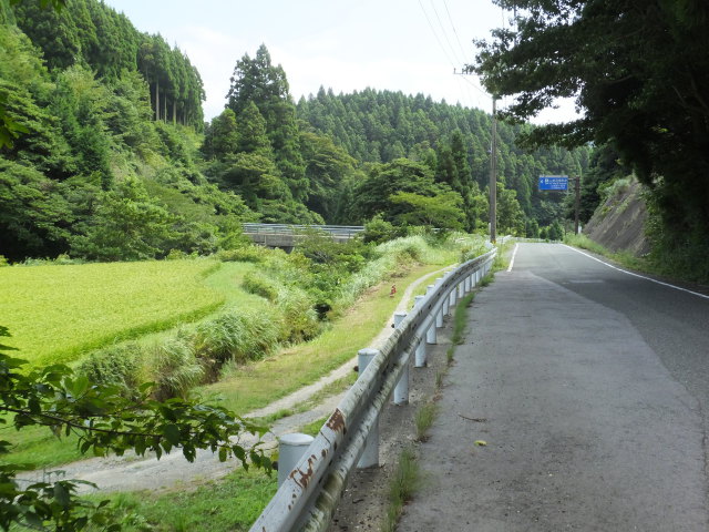 山間の道