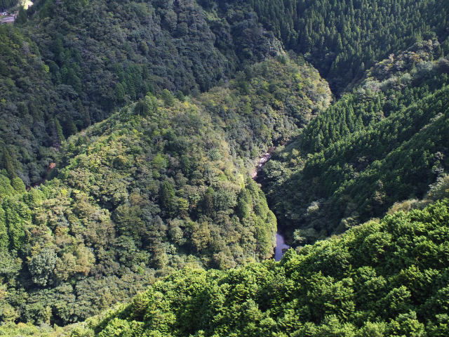 蛇行する谷川