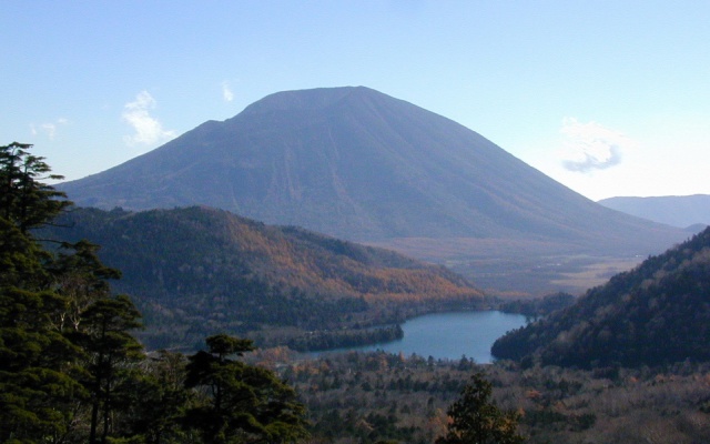 金精峠より男体山・湯ノ湖を望む