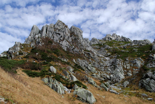 荒々しい岩峰