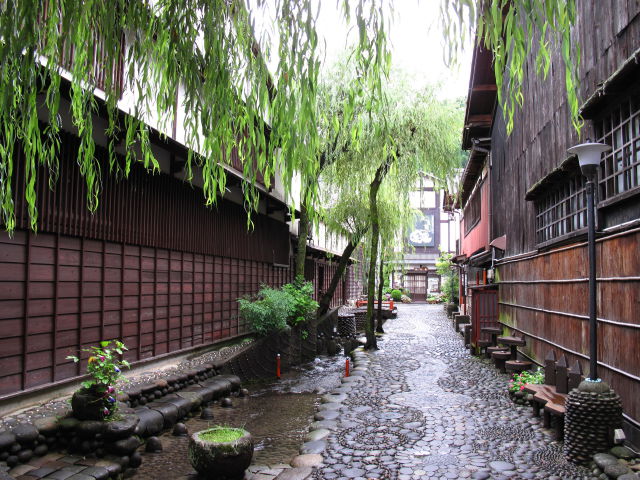 水の路地を歩く