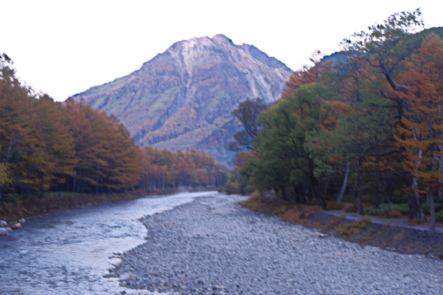 河童橋から見る早朝の焼岳