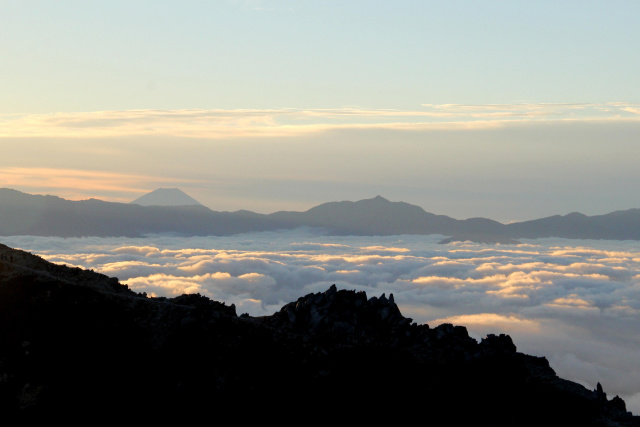 雲海の彼方に浮かぶ富士の山