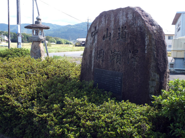 中山道・岡瀬澤の永代燈