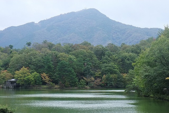 初秋の宝ヶ池と比叡山