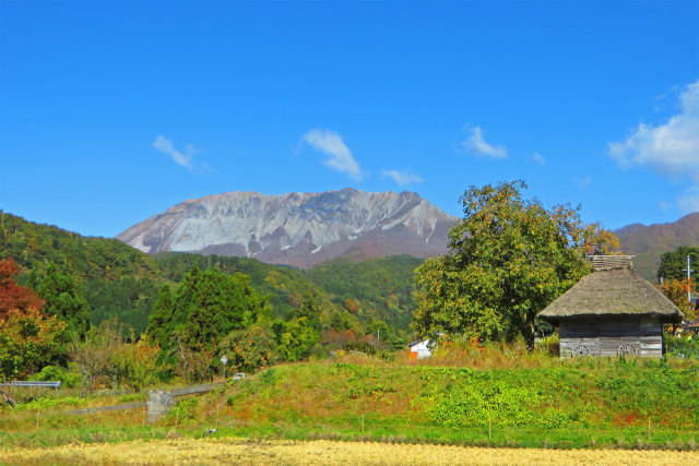 茅葺小屋と秋の大山