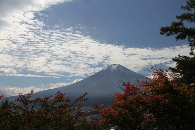 富士山にうろこ雲？