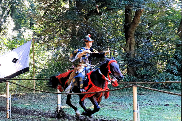 流鏑馬 二の的に向け全力疾走