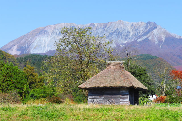 茅葺小屋と秋の大山2