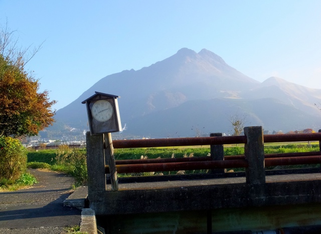 由布岳遠景、午前8時過ぎ