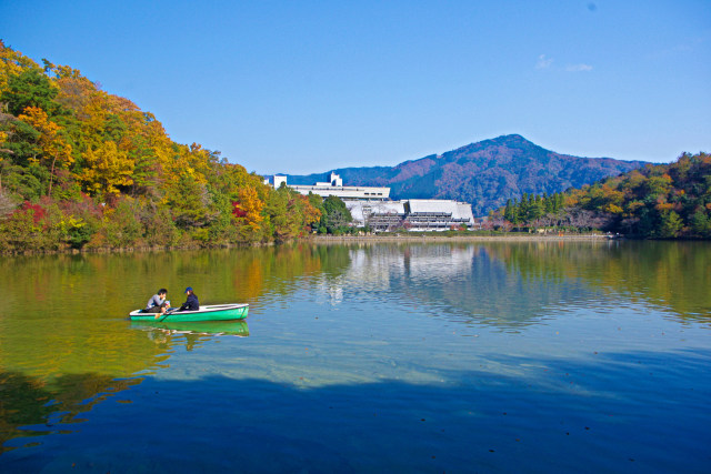 秋の宝ヶ池と比叡山