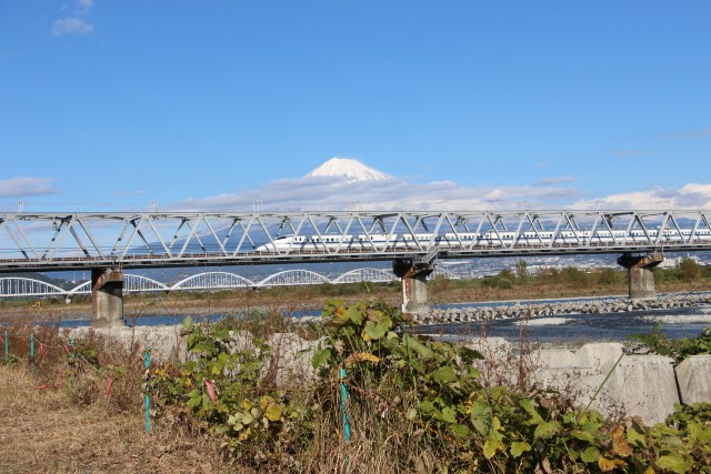 富士山と富士川鉄橋を走る新幹線