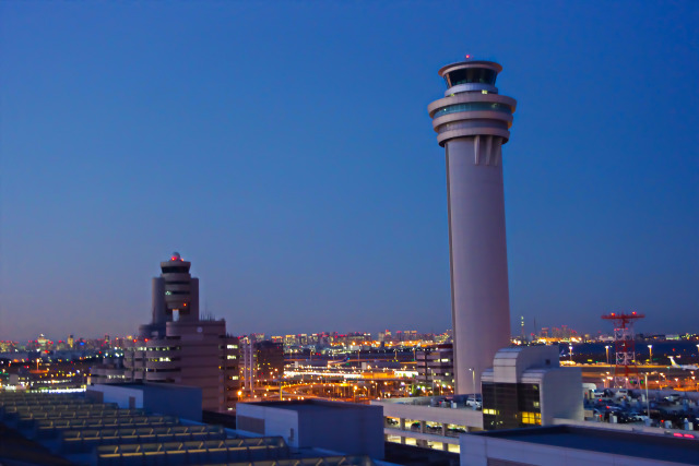 夕暮れの羽田空港管制塔