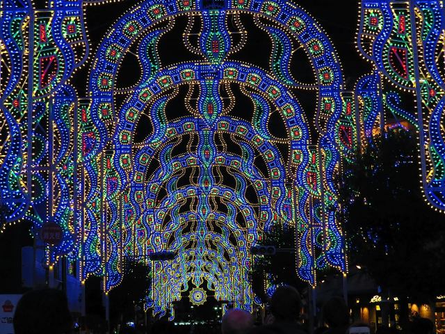 神戸ルミナリエ輝く鎮魂の青い光