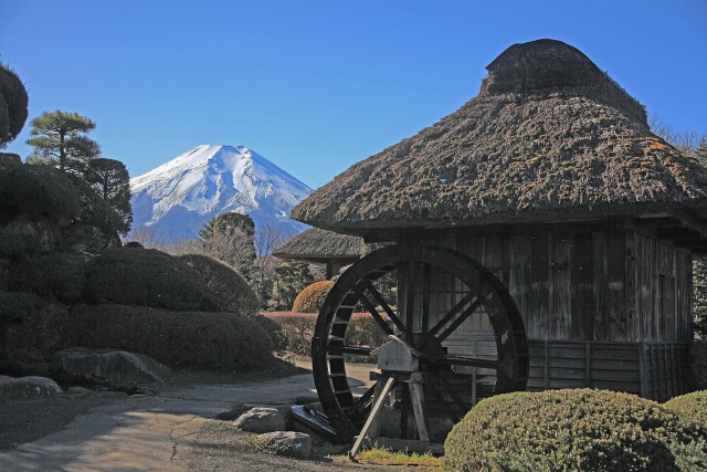 古民家と富士山