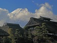 古民家と富士山