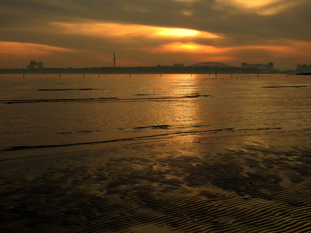 夕焼け色に染まる海岸