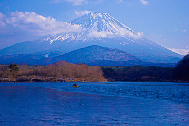 冬の精進湖と富士山