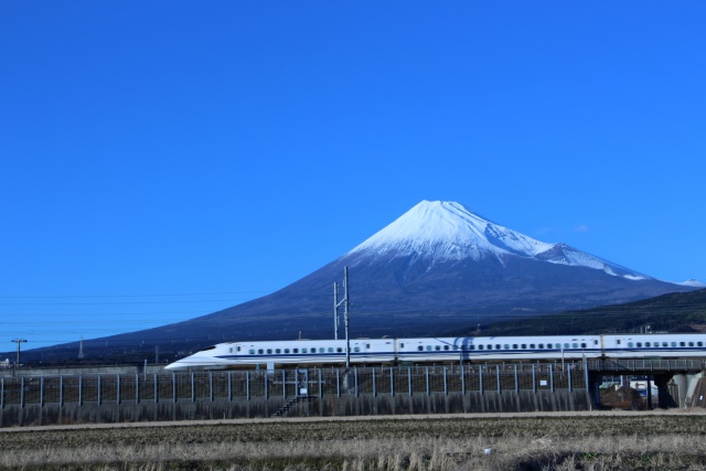 師走を走る新幹線