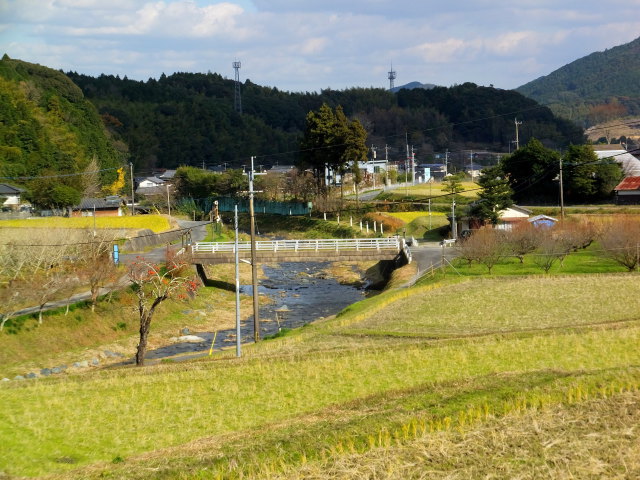 山間の年末風景