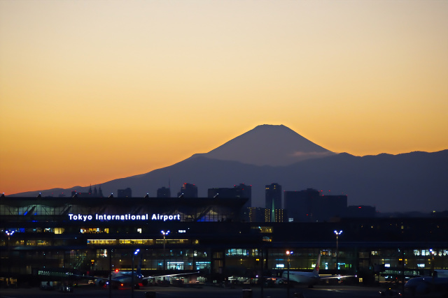 羽田空港から夕景富士