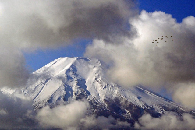 雲間の富士山