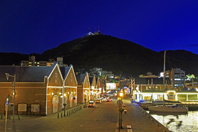 赤レンガ倉庫と函館山