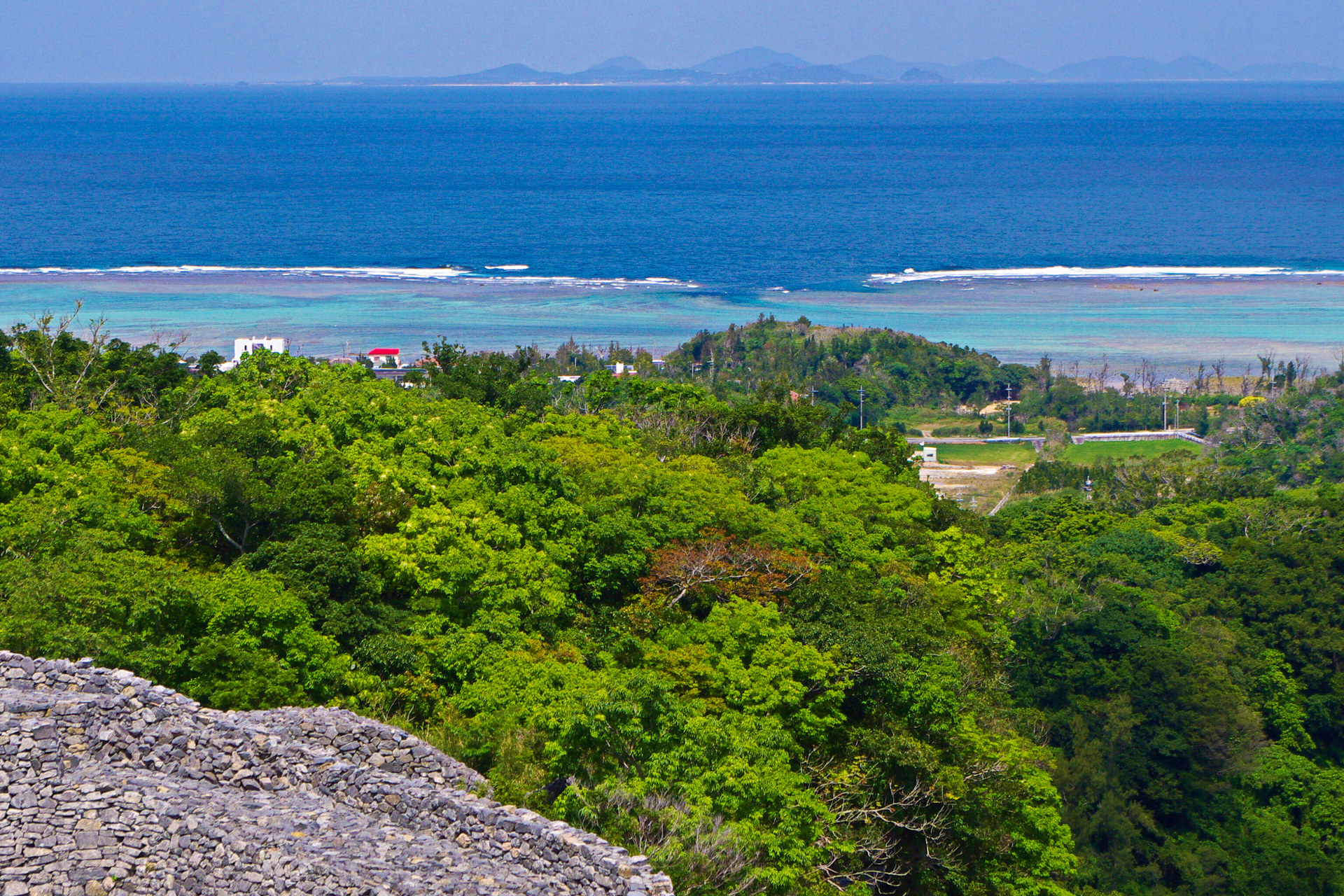 日本の風景 今帰仁城址と沖縄の海 壁紙19x1280 壁紙館