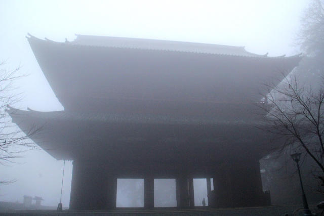 高野山・霧に煙る大門