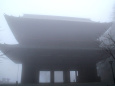 高野山・霧に煙る大門