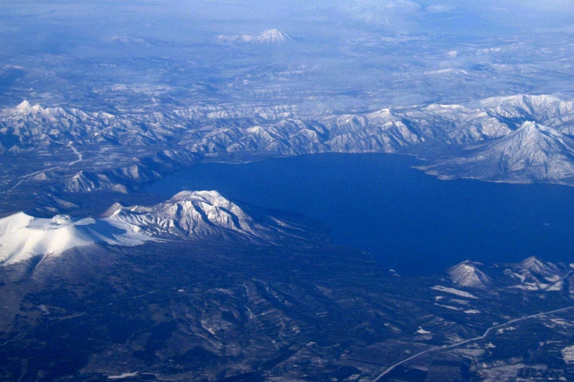 日本の風景 空撮 支笏湖 遠く羊蹄山も 壁紙19x1280 壁紙館