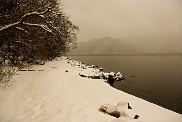 雪の中禅寺湖