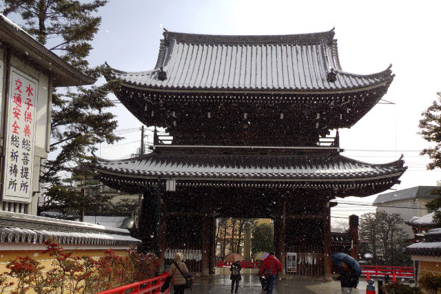 雪の中山寺・山門