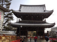 雪の中山寺・山門