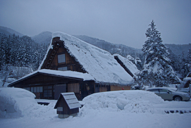 白川郷 雪化粧の合掌造り