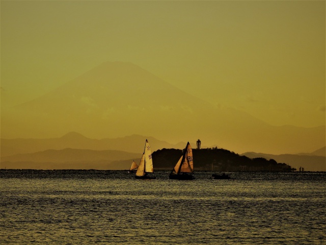 江ノ島越しの富士山