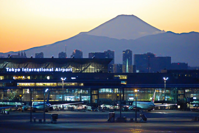 夕暮れの羽田空港