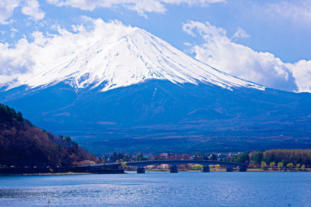 春の富士山・河口湖から