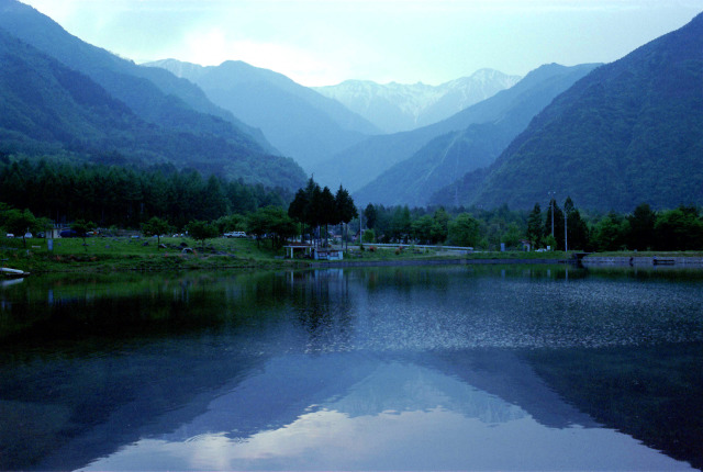 山間の池