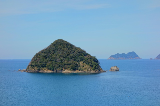 鳥辺島と世久見湾