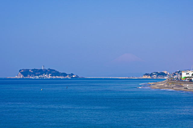 鎌倉から 霞む富士山