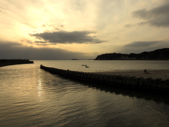 夕暮れの逗子海岸