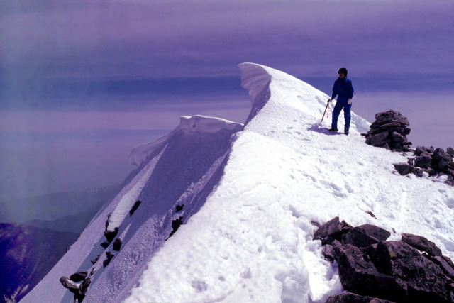 前穂高山頂の雪庇