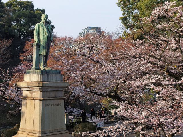 品川子爵像と桜