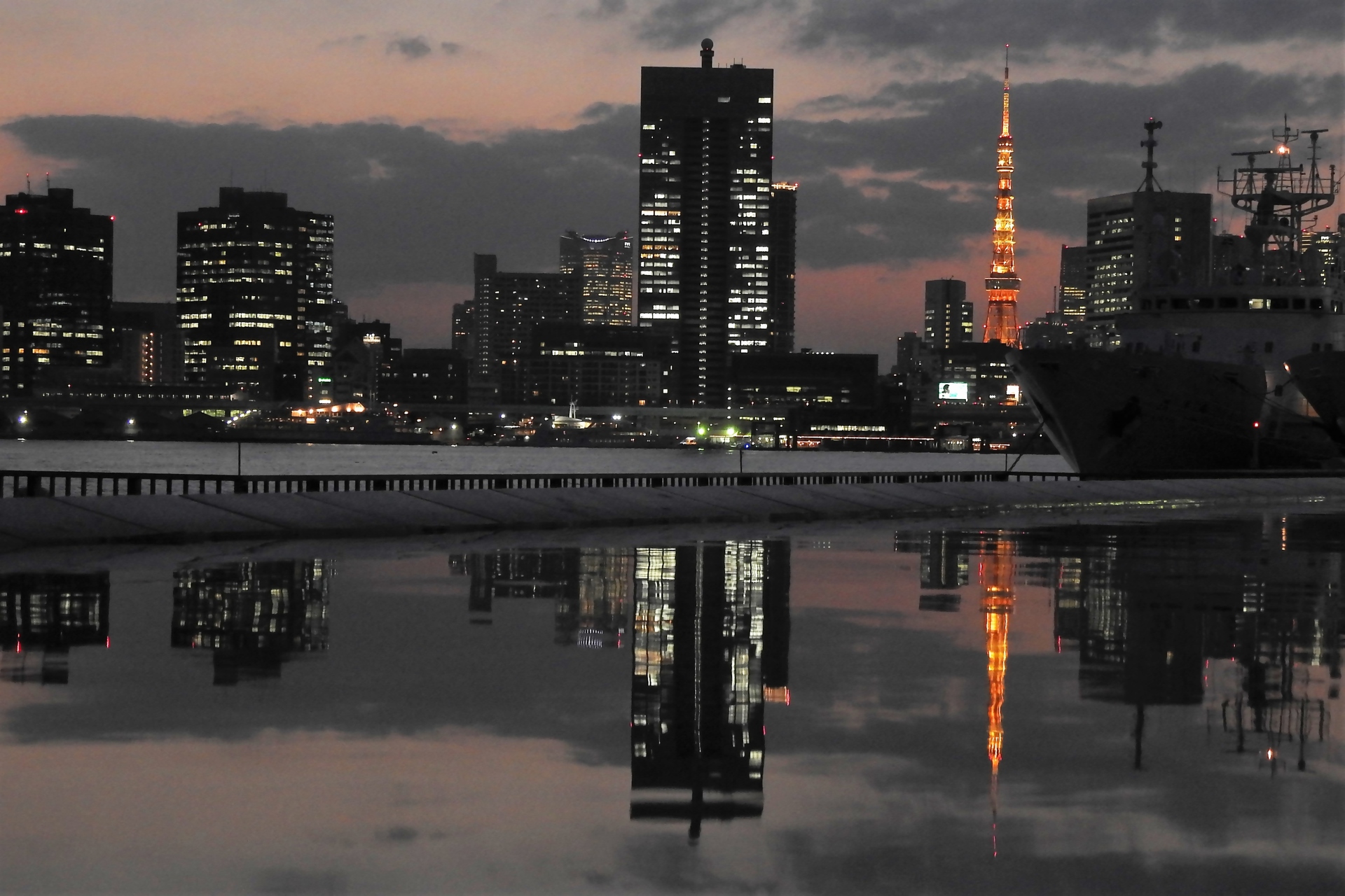 朝焼け 夕焼け 春に埠頭から東京タワーを望む 壁紙19x1280 壁紙館