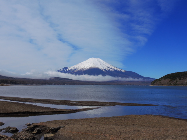 春の山中湖畔