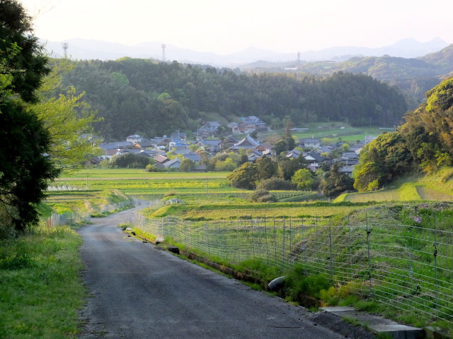 山間集落春の夕暮れ