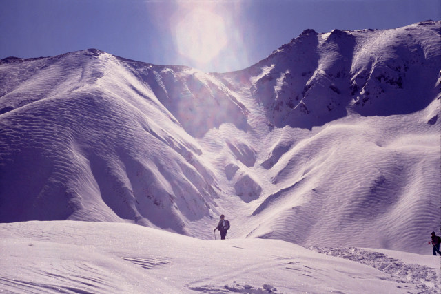 光の中の登山者