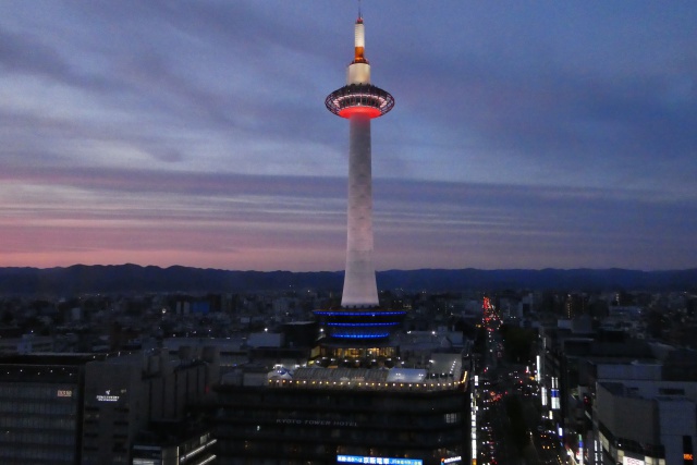 黄昏の京都タワー