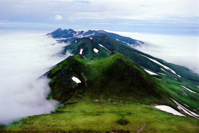 羅臼岳から硫黄岳を望む